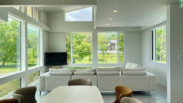 Blackout curtains, free cots/infant beds, free WiFi, bed sheets