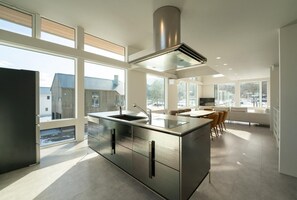 Luxe villa, uitzicht op bergen | Privékeuken | Een koelkast, een magnetron, een oven, een kookplaat