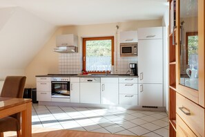 Een koelkast, een microgolfoven, een oven, een kookplaat