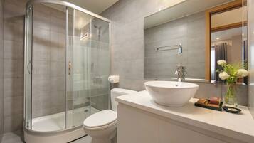 Apartamento, sacada, vista para a cidade | Banheiro | Chinelos