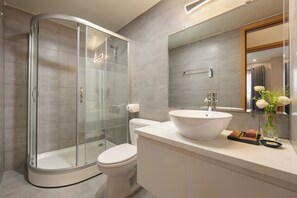 Apartemen, balkon, pemandangan kota | Kamar mandi | Sandal