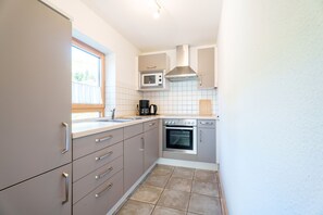 Køleskab, mikrobølgeovn, ovn, kogeplade