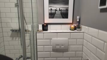 Regadera, secadora de cabello, toallas