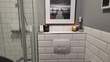 Dusche, Haartrockner, Handtücher