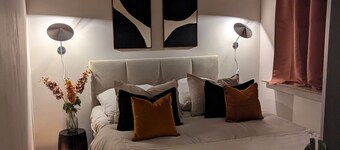 Modern Apartment with Lake View