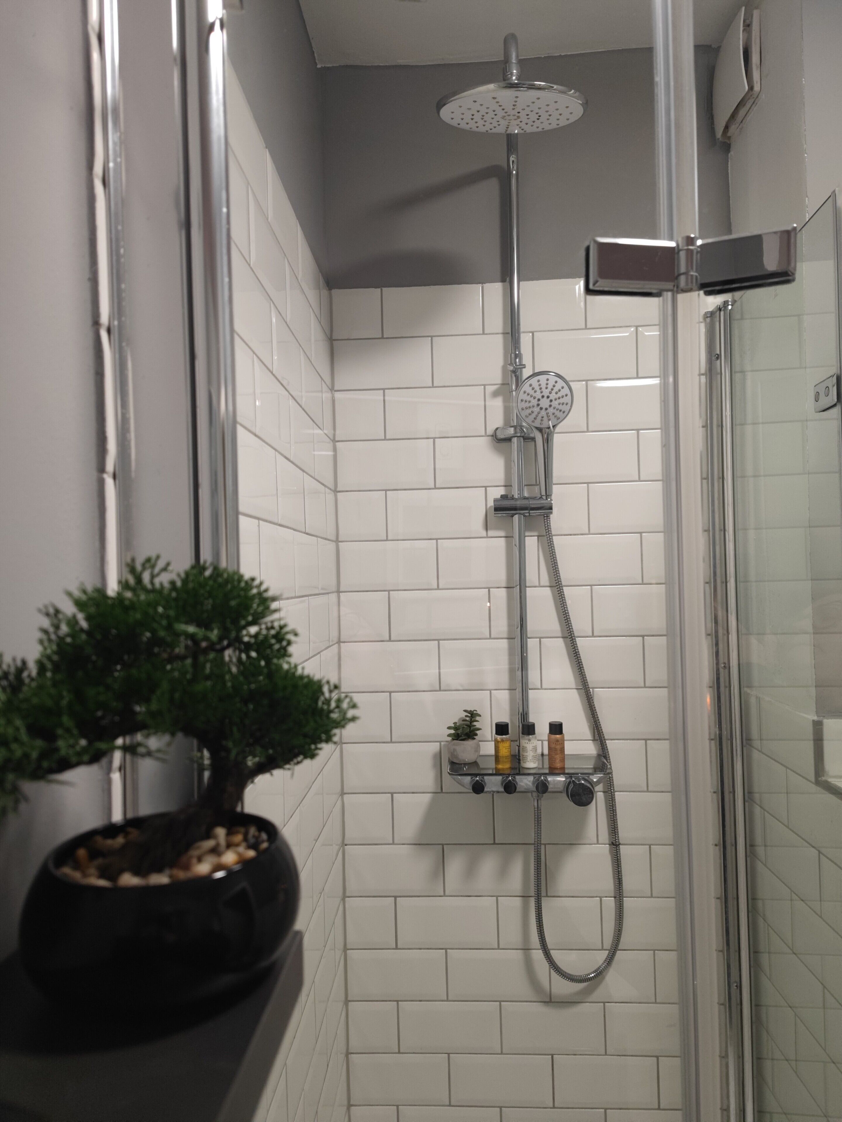 Dusche, Haartrockner, Handtücher