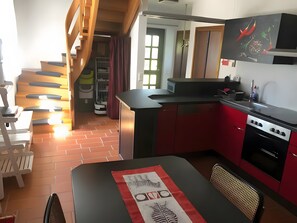Fridge, microwave, oven, stovetop - Holiday Apartment 'Peperoni' with Private Garden and Wi-Fi (Moos)