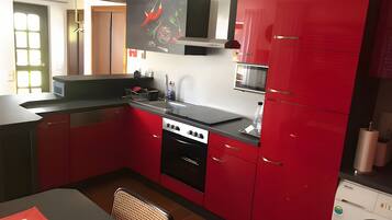 Frigorifero, microonde, forno, piano cottura