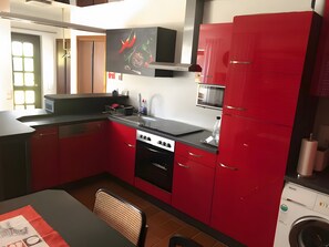 Frigorifero, microonde, forno, piano cottura