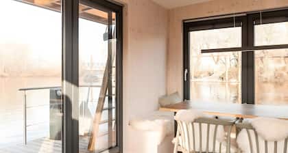 Geräumiges Hausboot mit Dachterrasse und Kamin