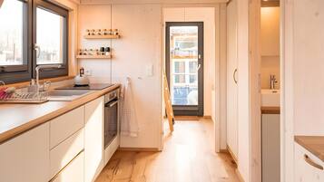 Kühlschrank, Wasserkocher mit Kaffee-/Teezubehör, Wasserkocher