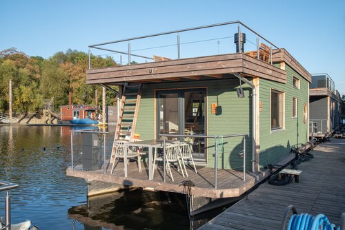 Geräumiges Hausboot mit Dachterrasse und Kamin