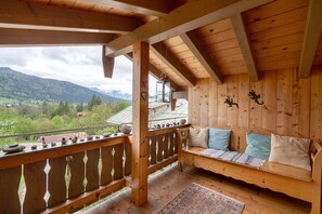 A wooden balcony with a wooden bench, a railing, and a view of a mountainous landscape. - Holiday Apartment "Oberschönauer Bergblick" with Mountain View and Balcony (Schönau am Königssee)