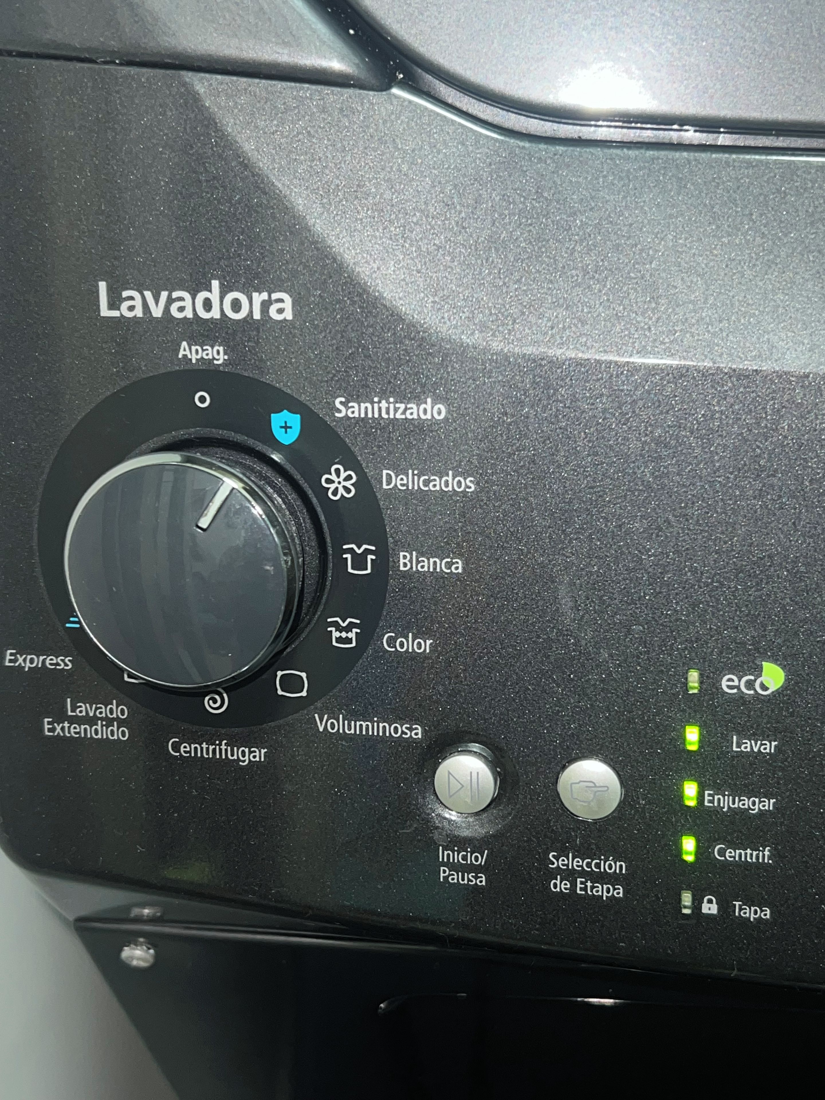 Een bedieningspaneel met diverse instellingen voor een wasmachine, zoals waterniveau, centrifugesnelheid en wasprogramma.