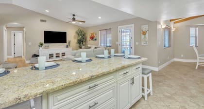 Charming 3-Bedroom house with Game Room, Pool, WiFi in pleasant Mesa