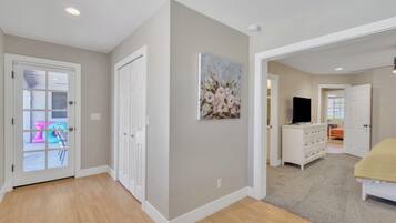 3 habitaciones, tabla de planchar con plancha y cuna de viaje