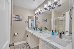 Serviettes fournies, savon, papier toilette