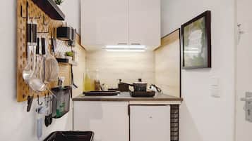 Fridge, stovetop, coffee/tea maker, electric kettle