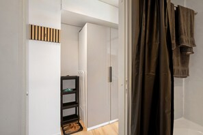 Dusj, hårføner og håndklær