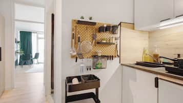 Fridge, stovetop, coffee/tea maker, electric kettle