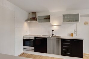 Frigorífico, microondas, horno y placa de cocina