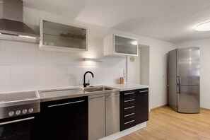 Een koelkast, een microgolfoven, een oven, een kookplaat