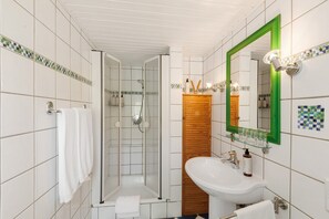 Een douche, een haardroger, handdoeken