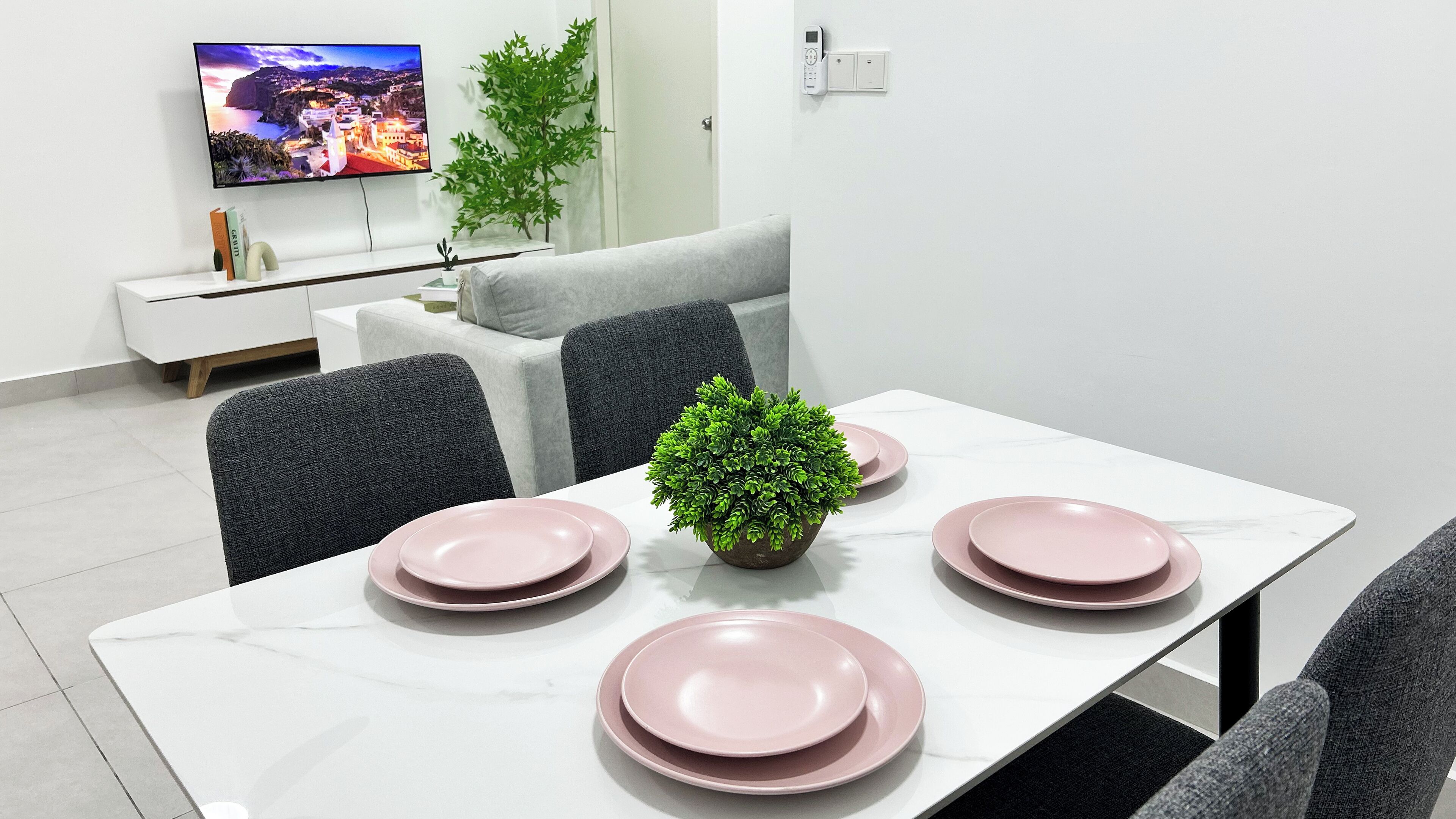 Apartament, 2 dormitoris | Sala d&#x27;estar | Televisor de pantalla plana de 40 polzades amb canals per cable 