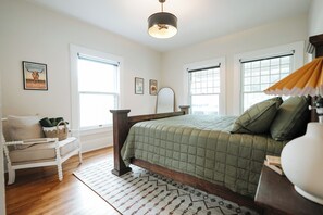 3 bedrooms, desk, iron/ironing board, travel crib