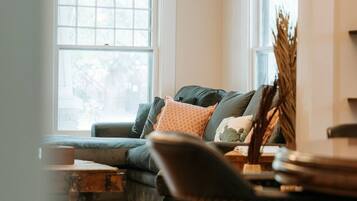 Smart TV, libros y oficina