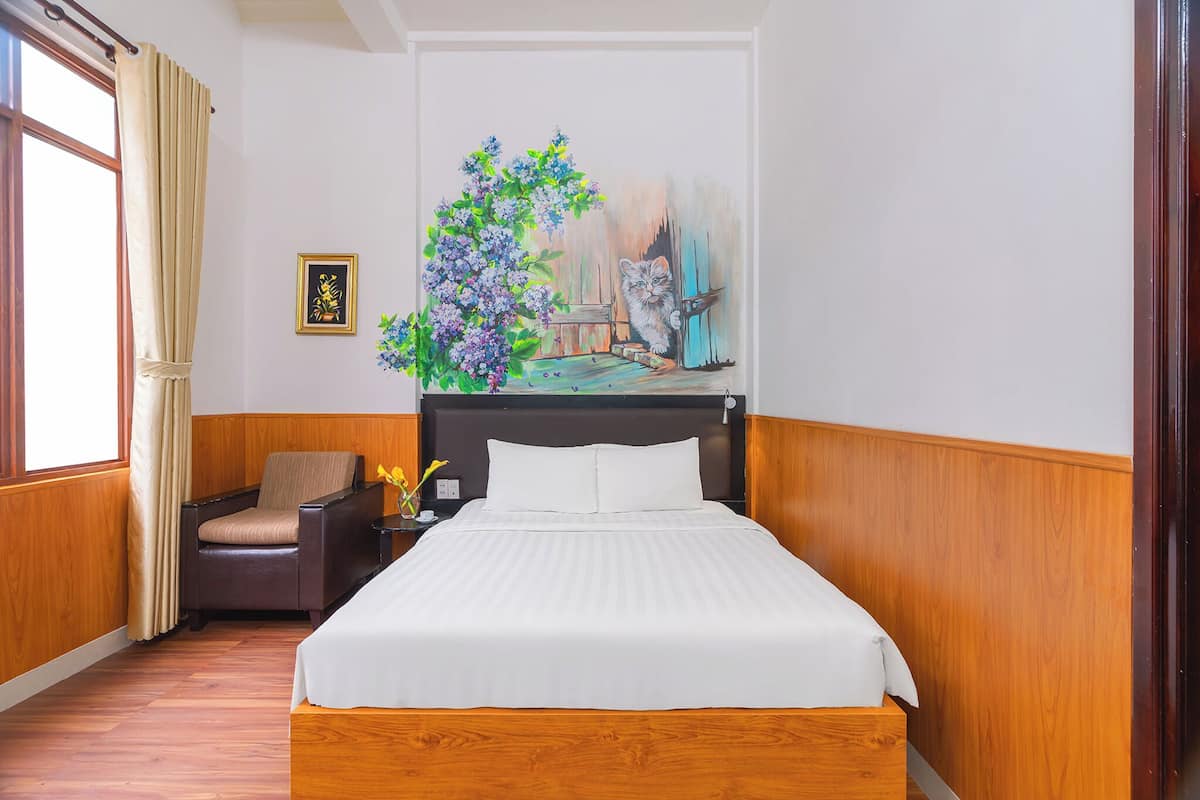 Dobbeltrom – deluxe, byutsikt | Blendingsgardiner, lydisolert, strykejern/-brett og wi-fi (inkludert)