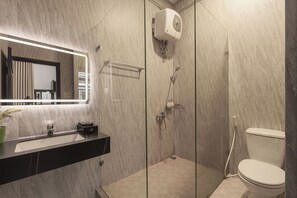 Deluxe-Doppelzimmer, Stadtblick | Verdunkelungsvorhänge, schallisolierte Zimmer, Bügeleisen/Bügelbrett