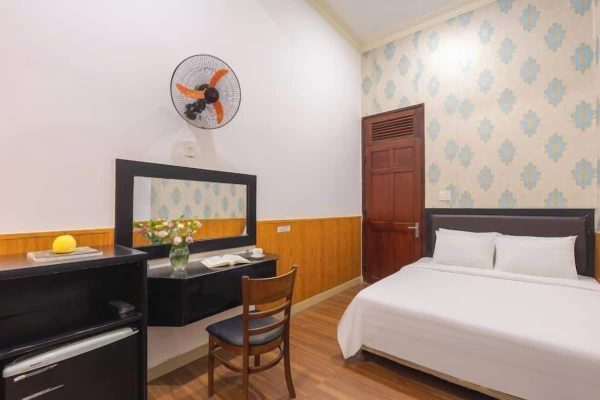 Langsir/tirai gelap terus, kalis bunyi, seterika/papan seterika