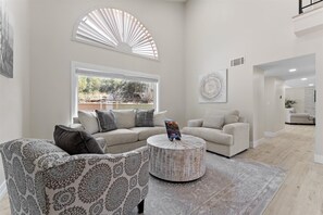 TV connectée, cheminée, écrans d'ordinateur