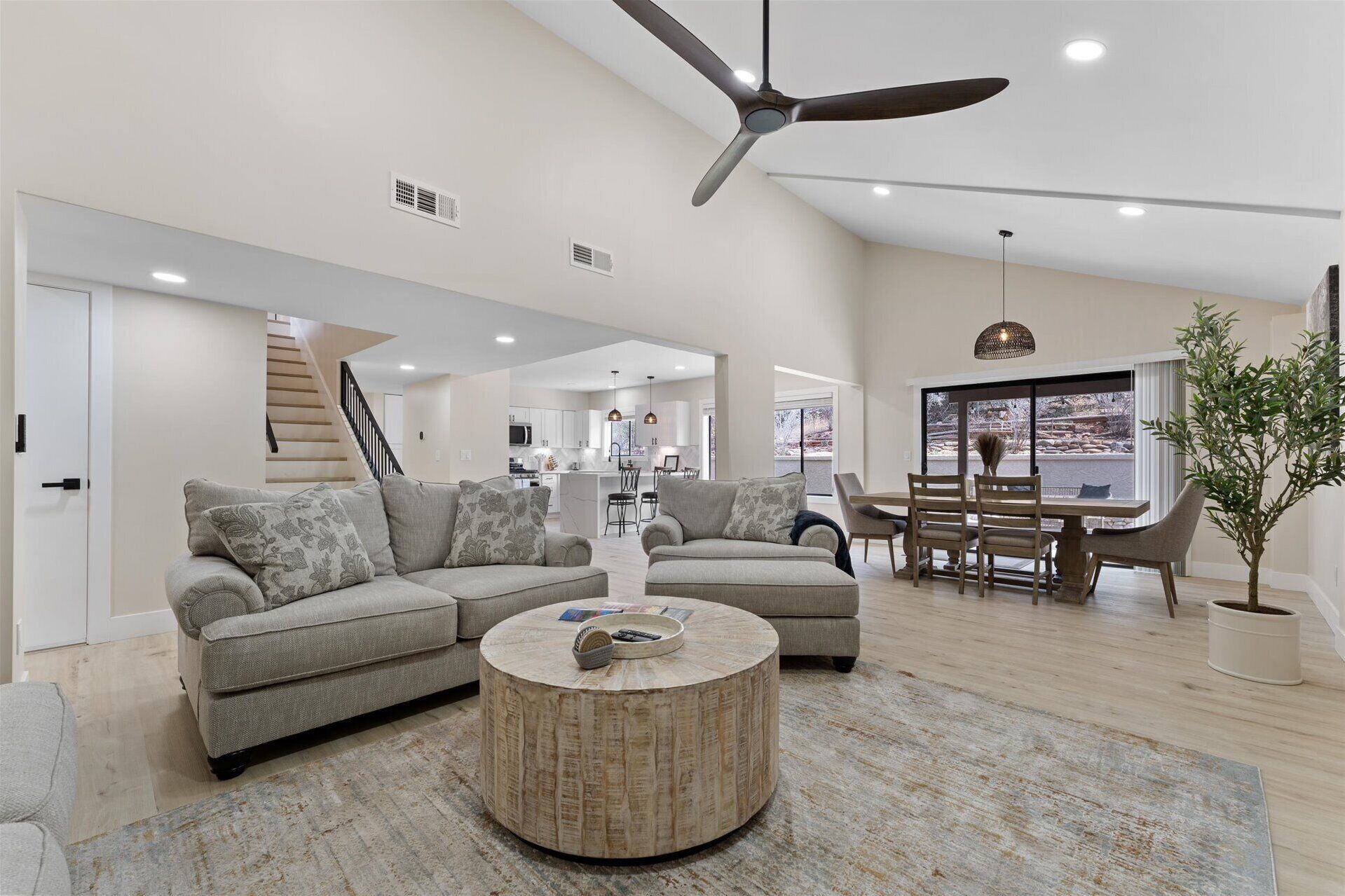 Smart TV, chimenea y monitor de computadora 