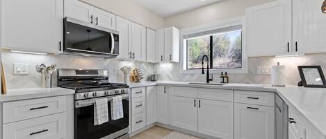 Refrigerador, microondas, horno, placa de cocina