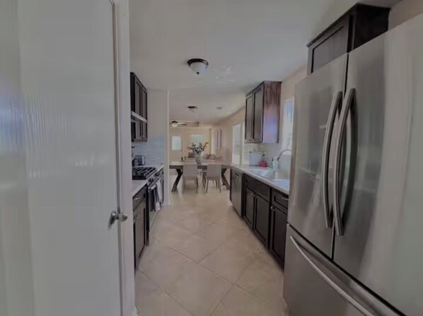 Microondas, horno, parrilla de estufa y lavavajillas 