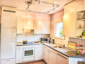 Réfrigérateur, micro-ondes, batterie de cuisine, vaisselle et ustensiles