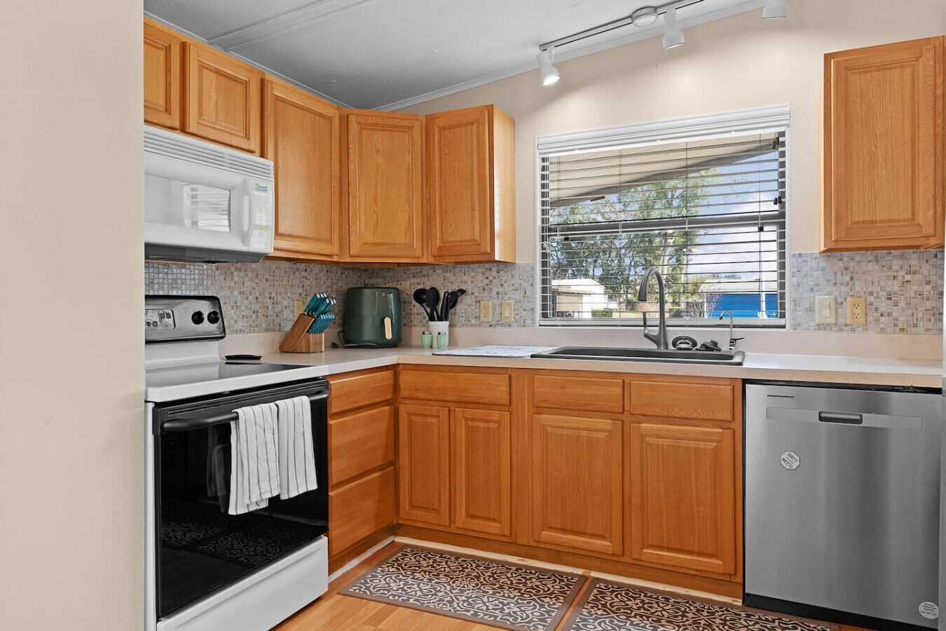 Frigorifero, microonde, forno, piano cottura