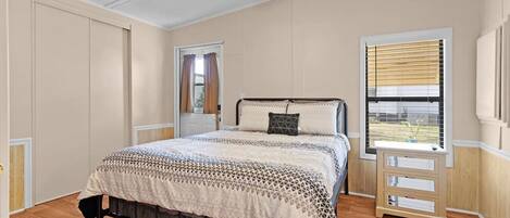 2 bedrooms, desk, WiFi, bed sheets