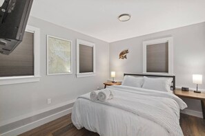 4 bedrooms, desk, WiFi, bed sheets