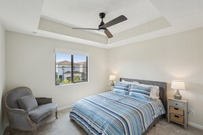 3 chambres, bureau, fer et planche à repasser, lit de bébé portatif