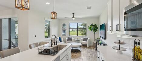 Køleskab, mikrobølgeovn, ovn, kogeplade