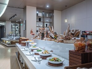 Se ofrece un desayuno bufé todos los días (por un coste adicional)