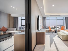 标准开间套房, 公园景观 | 高档床上用品、羽绒被、记忆海绵床垫、办公桌