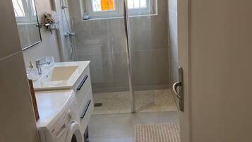 Douche, serviettes fournies, savon, papier toilette