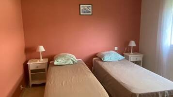 4 slaapkamers, een strijkplank/strijkijzer, wifi, beddengoed