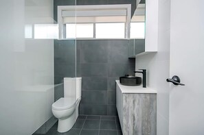 Shower, hair dryer, towels - Prickly Pear Stays in Adamstown, 2-br (Adamstown)