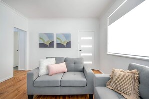 TV - Prickly Pear Stays in Adamstown, 2-br (Adamstown)