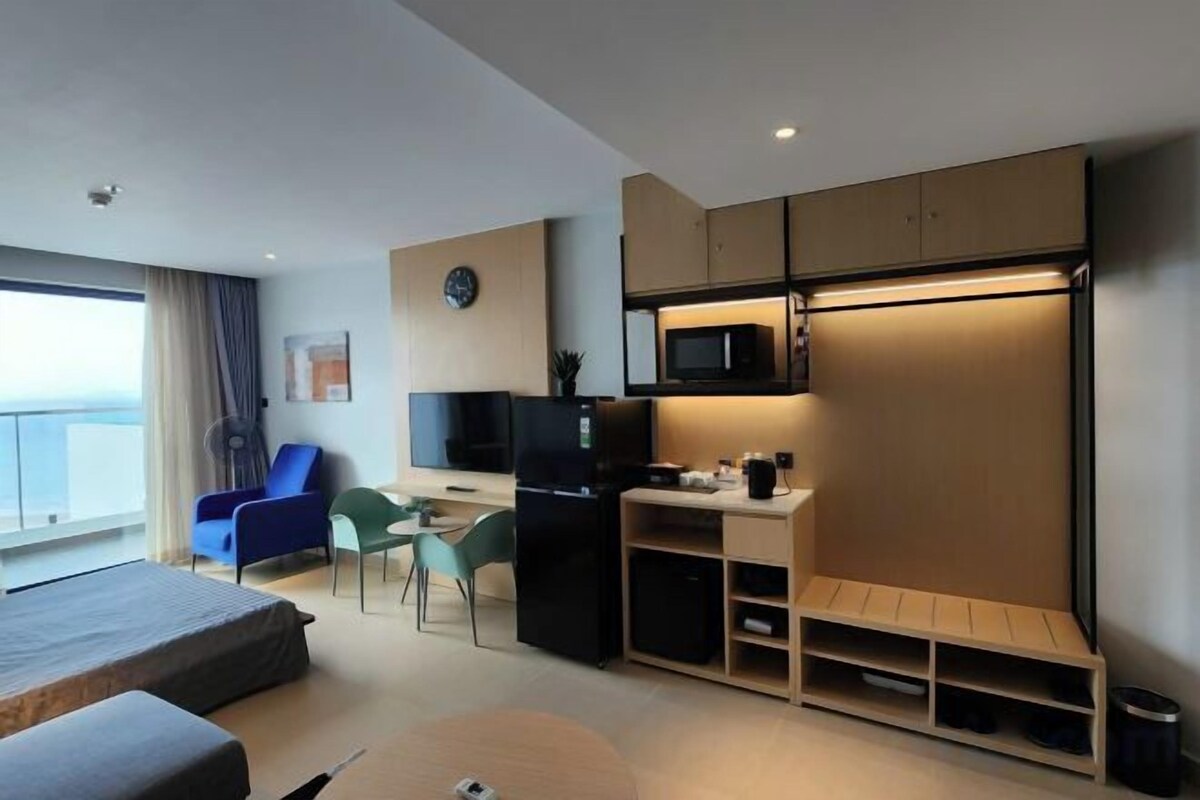 Desk, laptop workspace, soundproofing, WiFi (free)